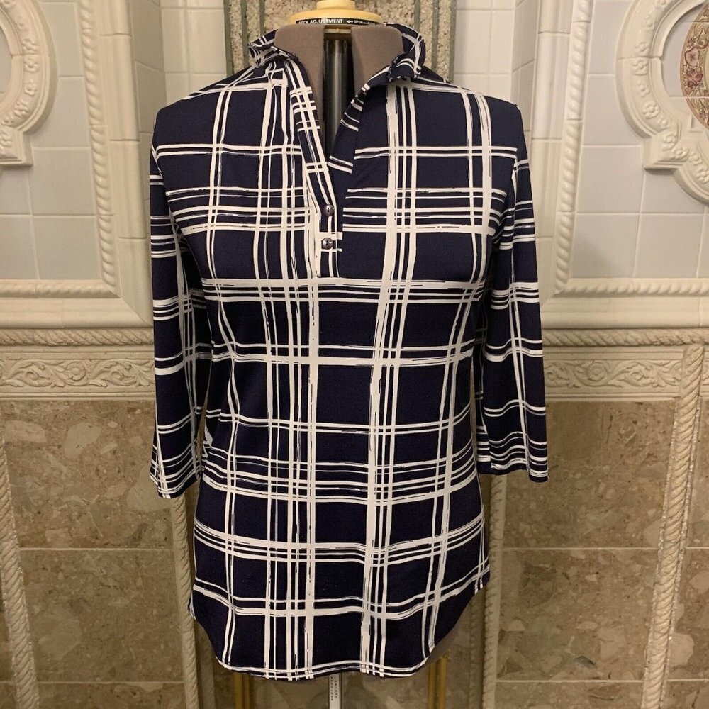 Claudia Richard. Size Large. 3/4 Sleeve. 1/4 Button Placket. Stretch. B88.